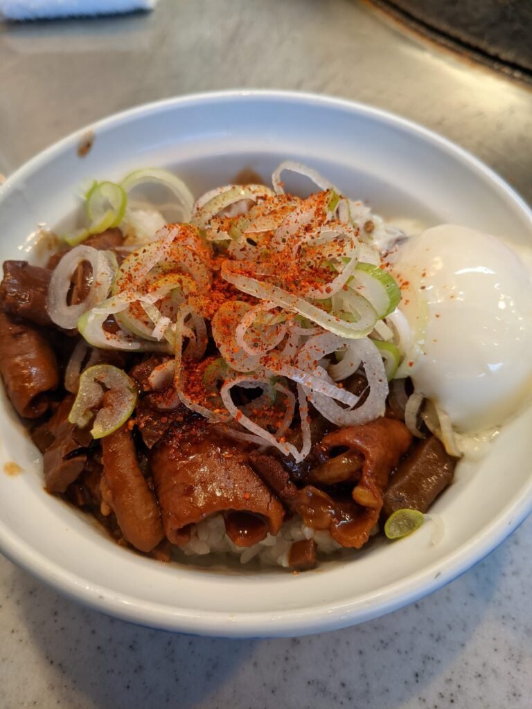Bol de arroz con horumon guisado y huevo poché de Kitsuneya, en el mercado exterior de Tsukiji