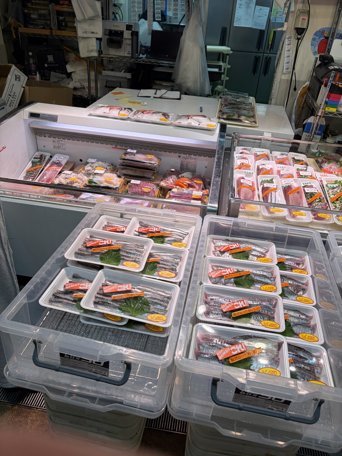Bandejas de sanma (paparda) a 1.000 yenes en el mercado exterior de Tsukiji
